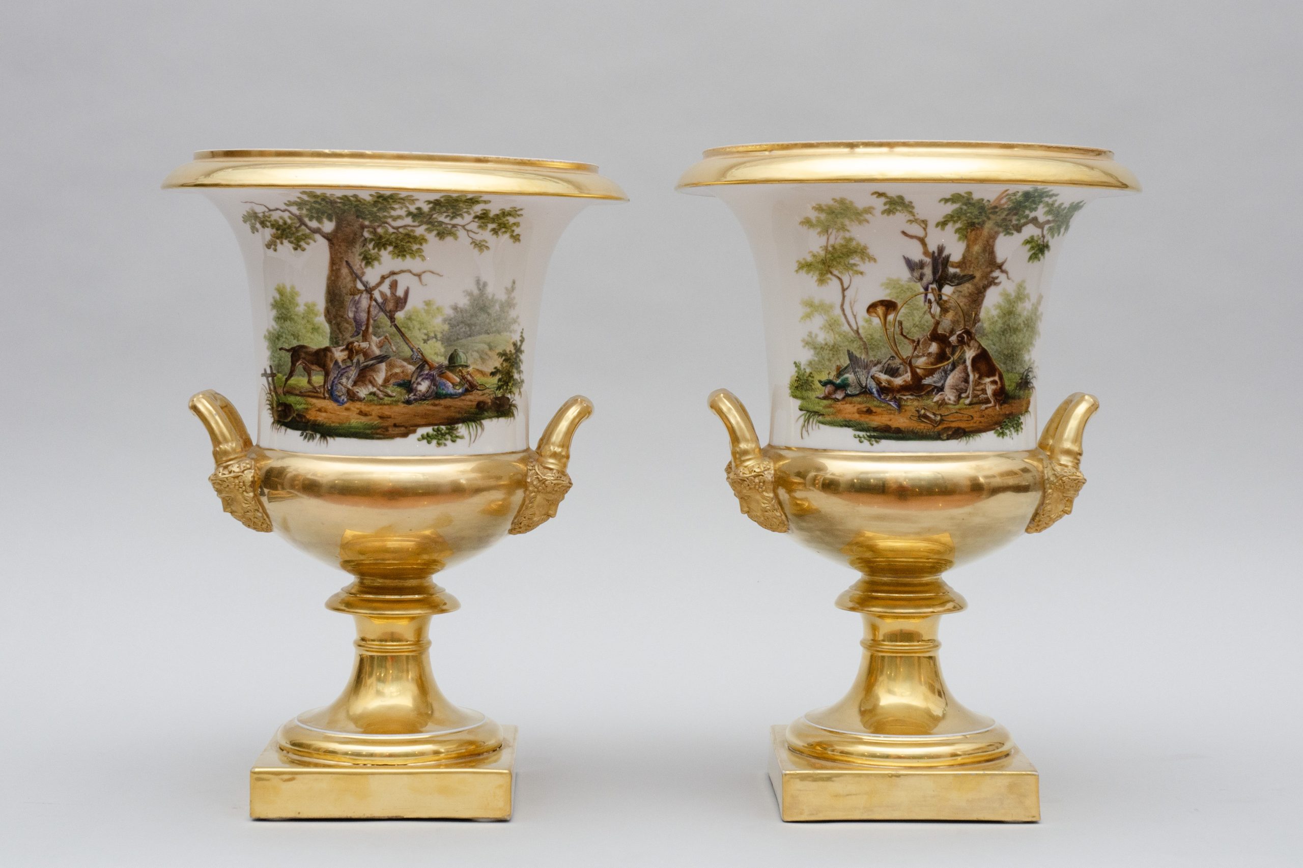 Superbe paire de vases Médicis à thème de chasse, Schoelcher Paris – Image 4