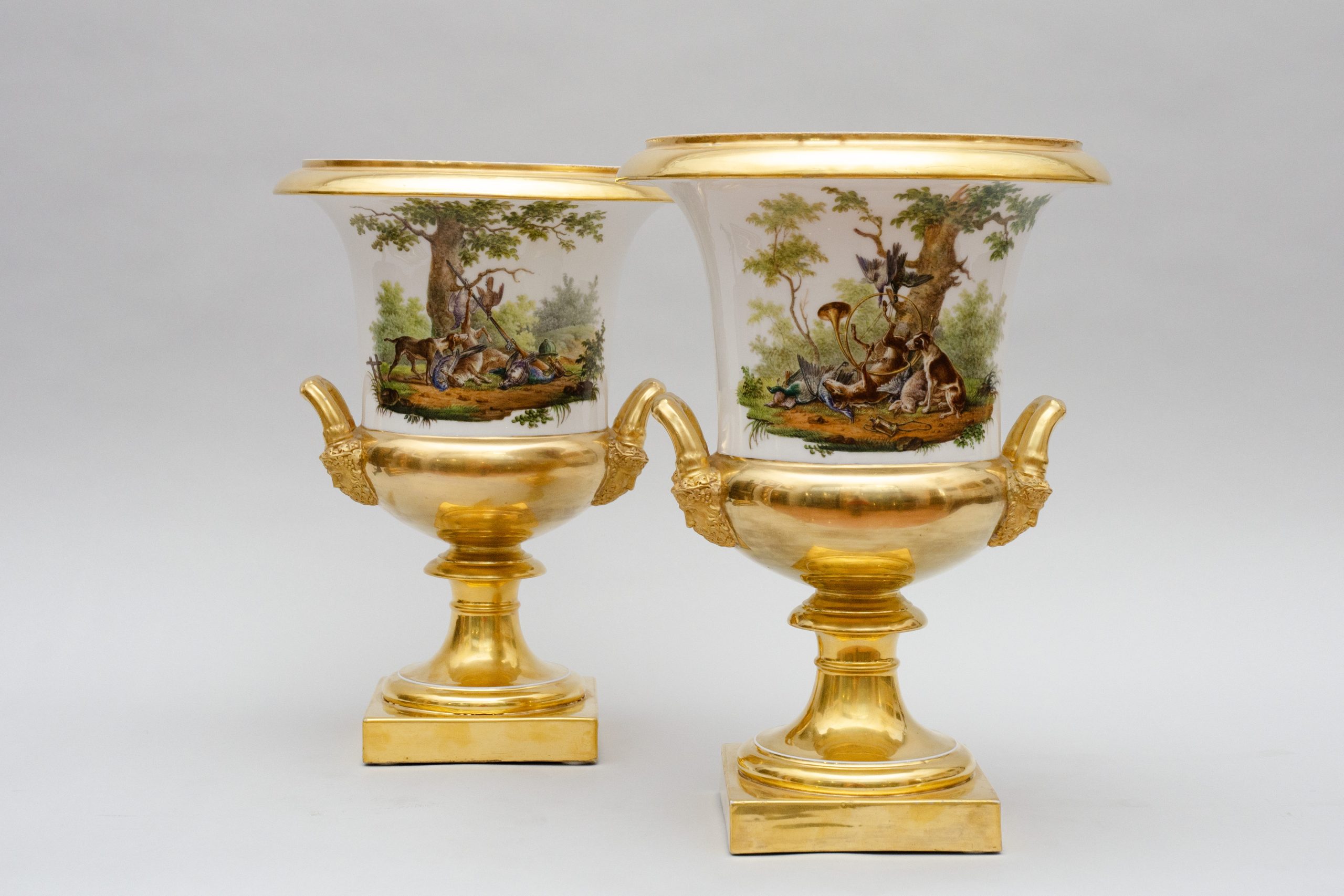 Superbe paire de vases Médicis à thème de chasse, Schoelcher Paris – Image 3