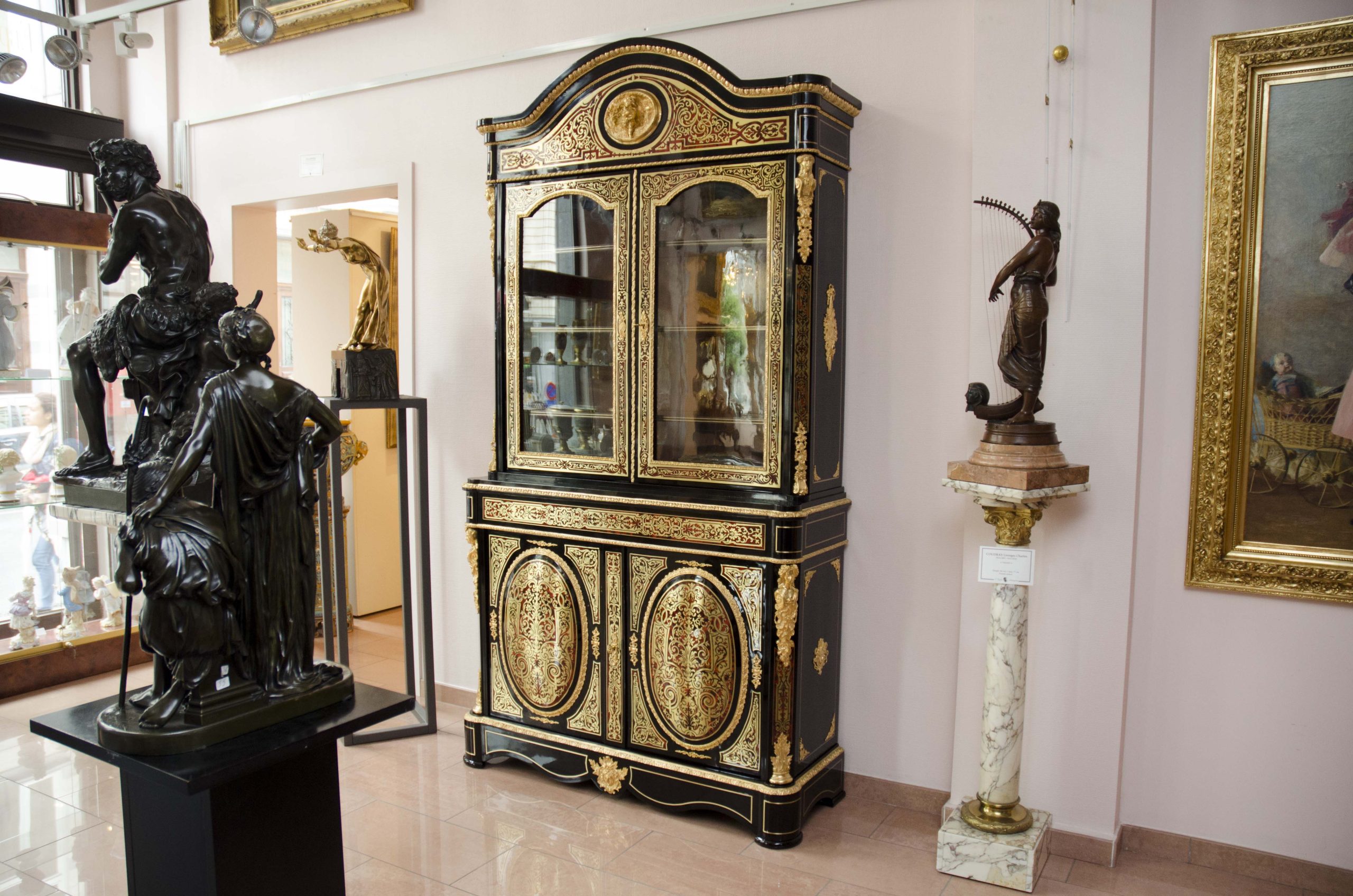 Bibliothèque vitrine double-corps, maison Delafontaine à Paris