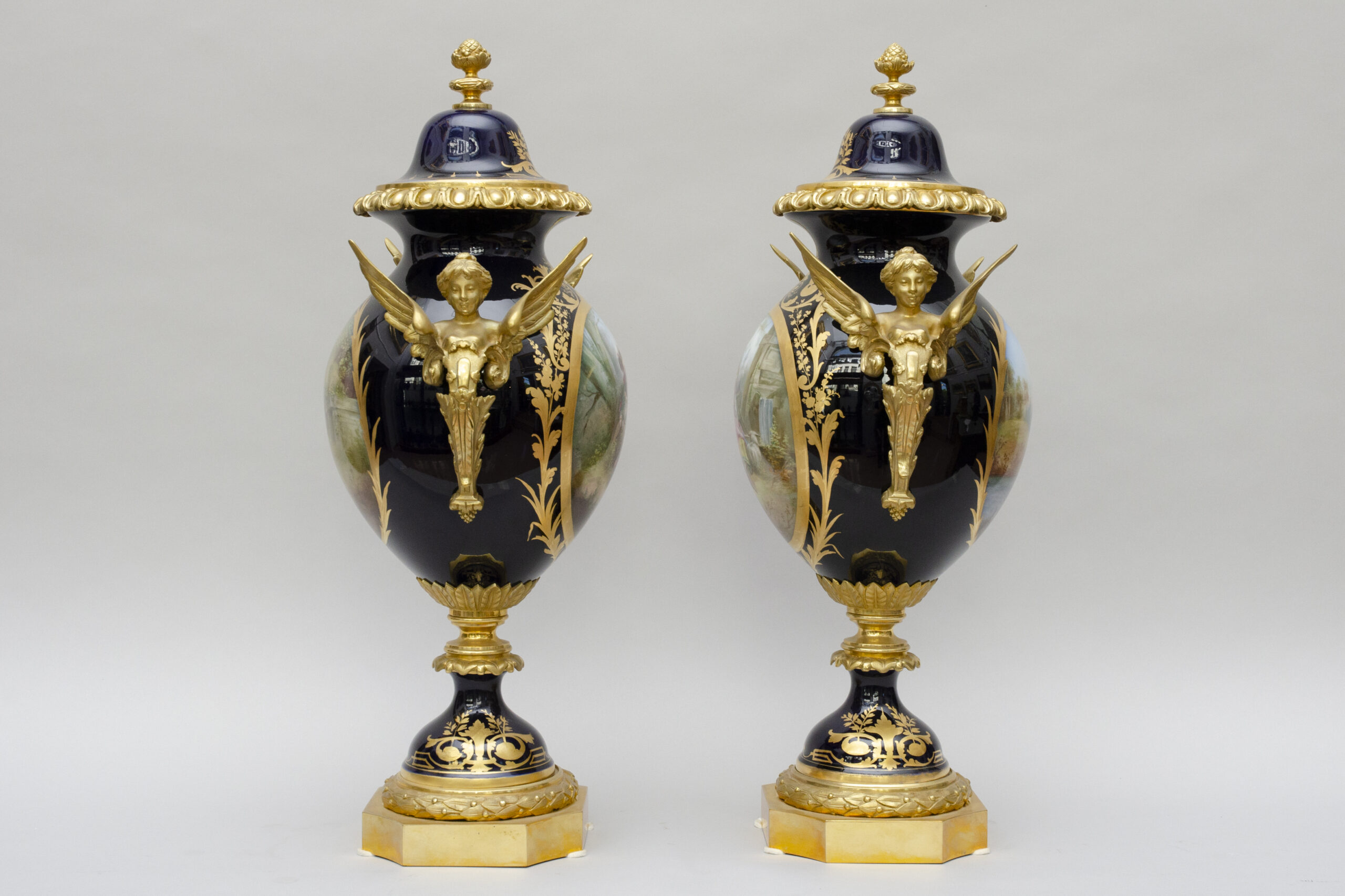 Pair of cobalt bleu ormulu vases with winged women's busts, Sèvres style - Image 4