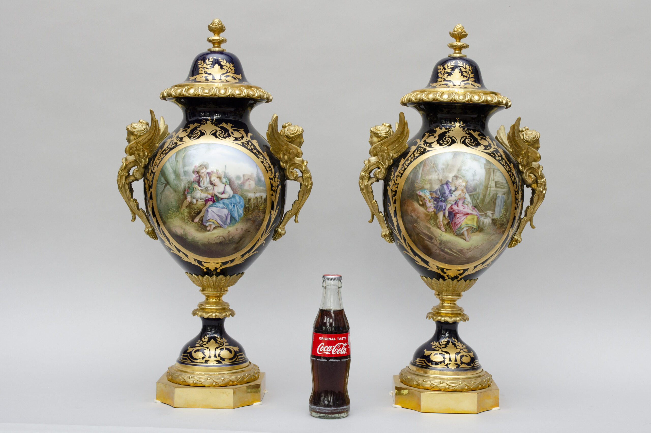 Pair of cobalt bleu ormulu vases with winged women's busts, Sèvres style - Image 5