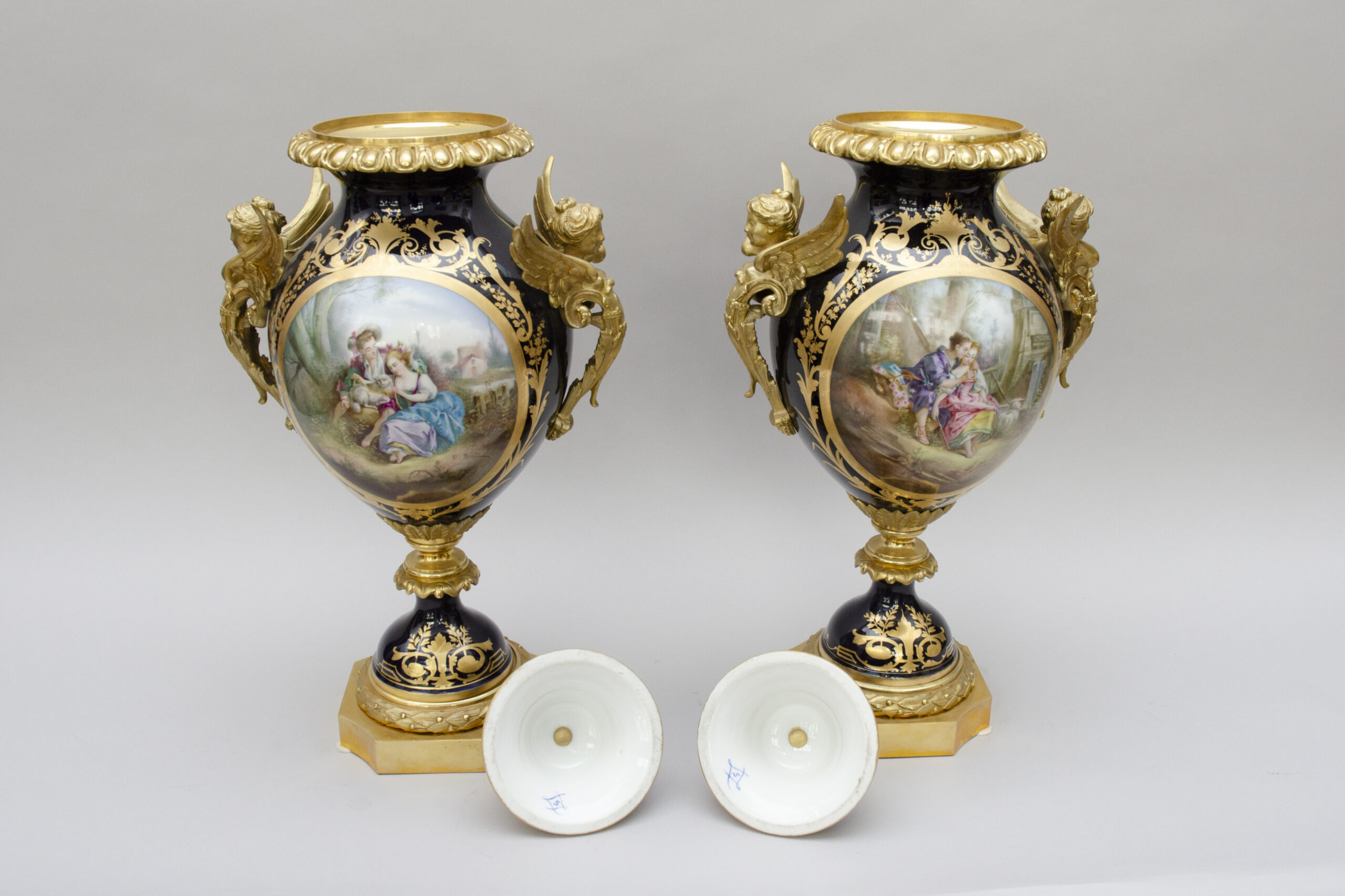 Pair of cobalt bleu ormulu vases with winged women's busts, Sèvres style - Image 7