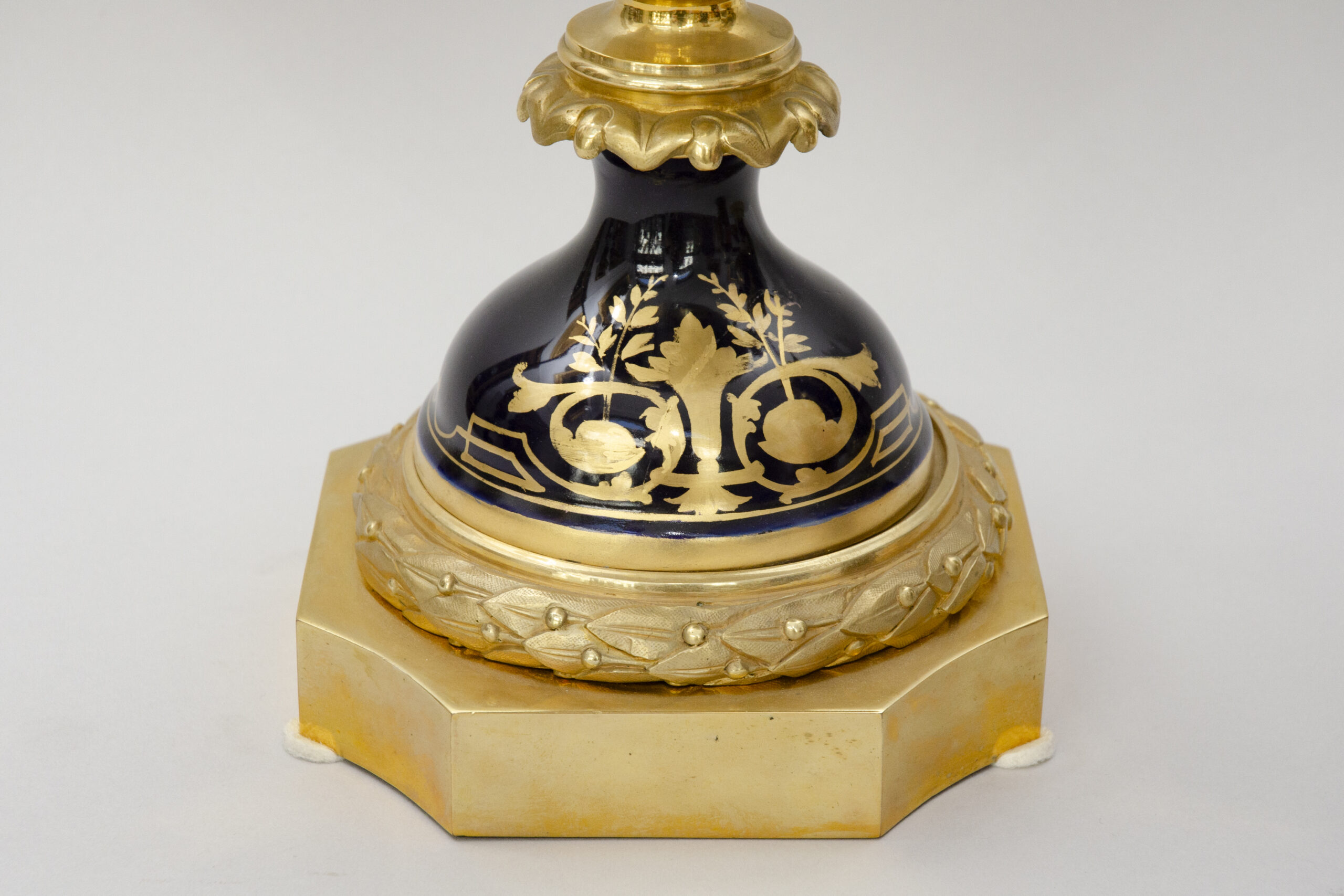 Pair of cobalt bleu ormulu vases with winged women's busts, Sèvres style - Image 8