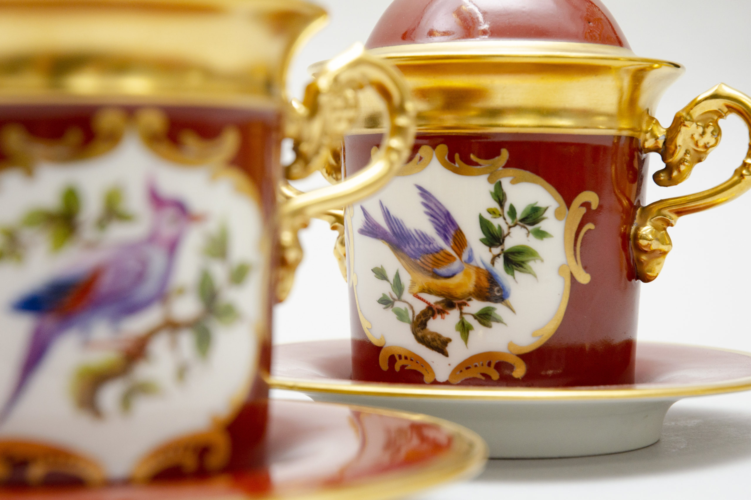 Paire de trembleuses couvertes et soucoupes, porcelaine de Bruxelles – Image 9