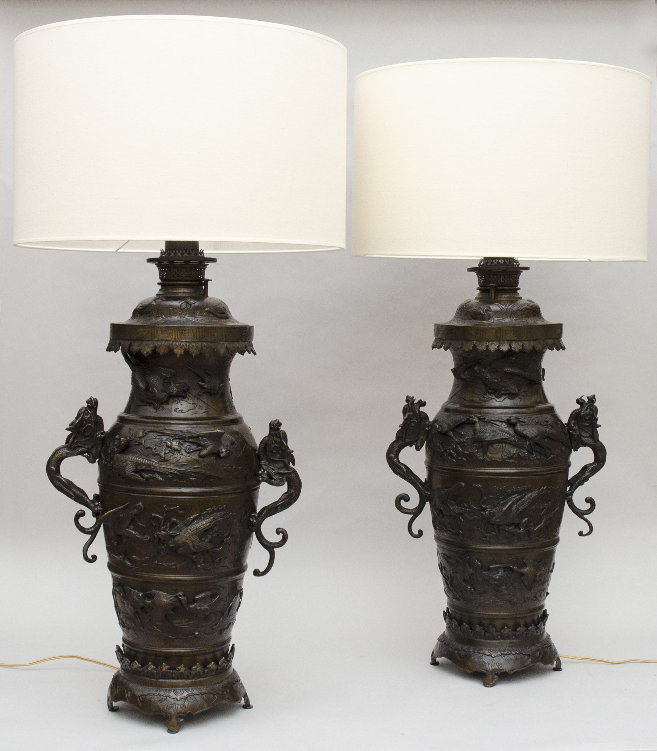 Paire of bronze Japanese lamps-vases - Image 2