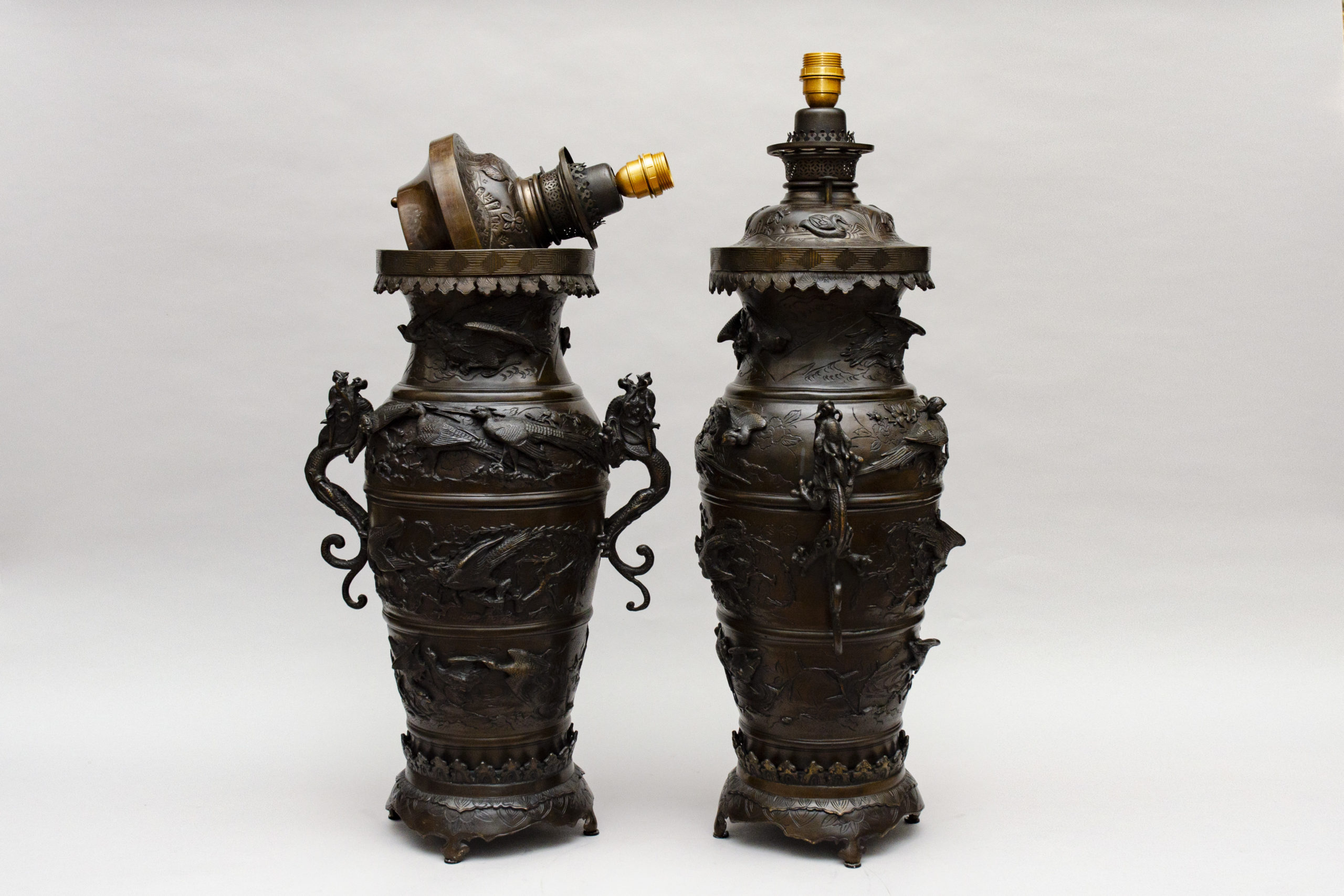 Paire of bronze Japanese lamps-vases - Image 13