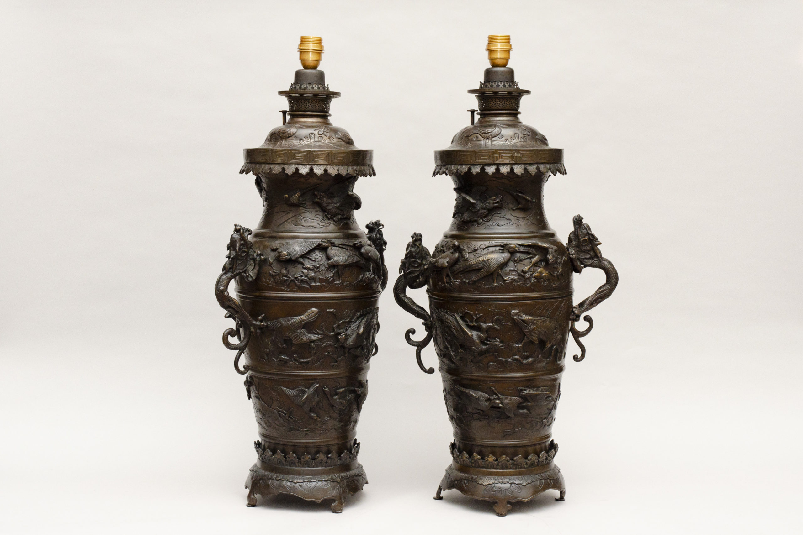 Paire of bronze Japanese lamps-vases - Image 8