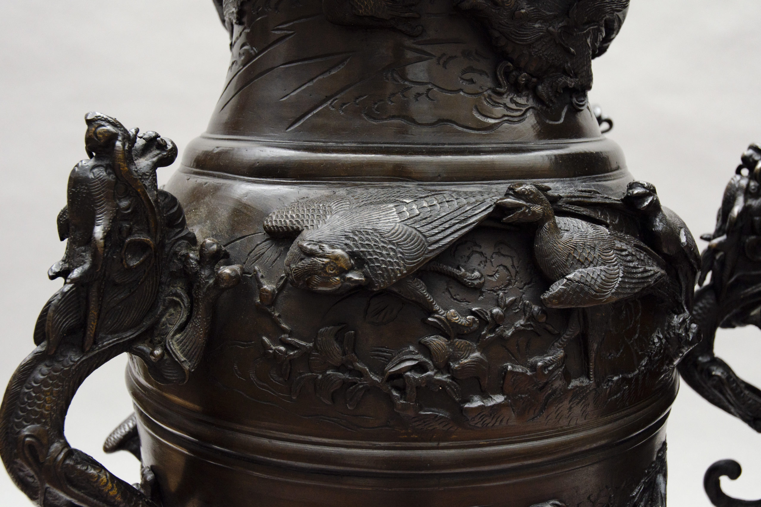 Paire of bronze Japanese lamps-vases - Image 10