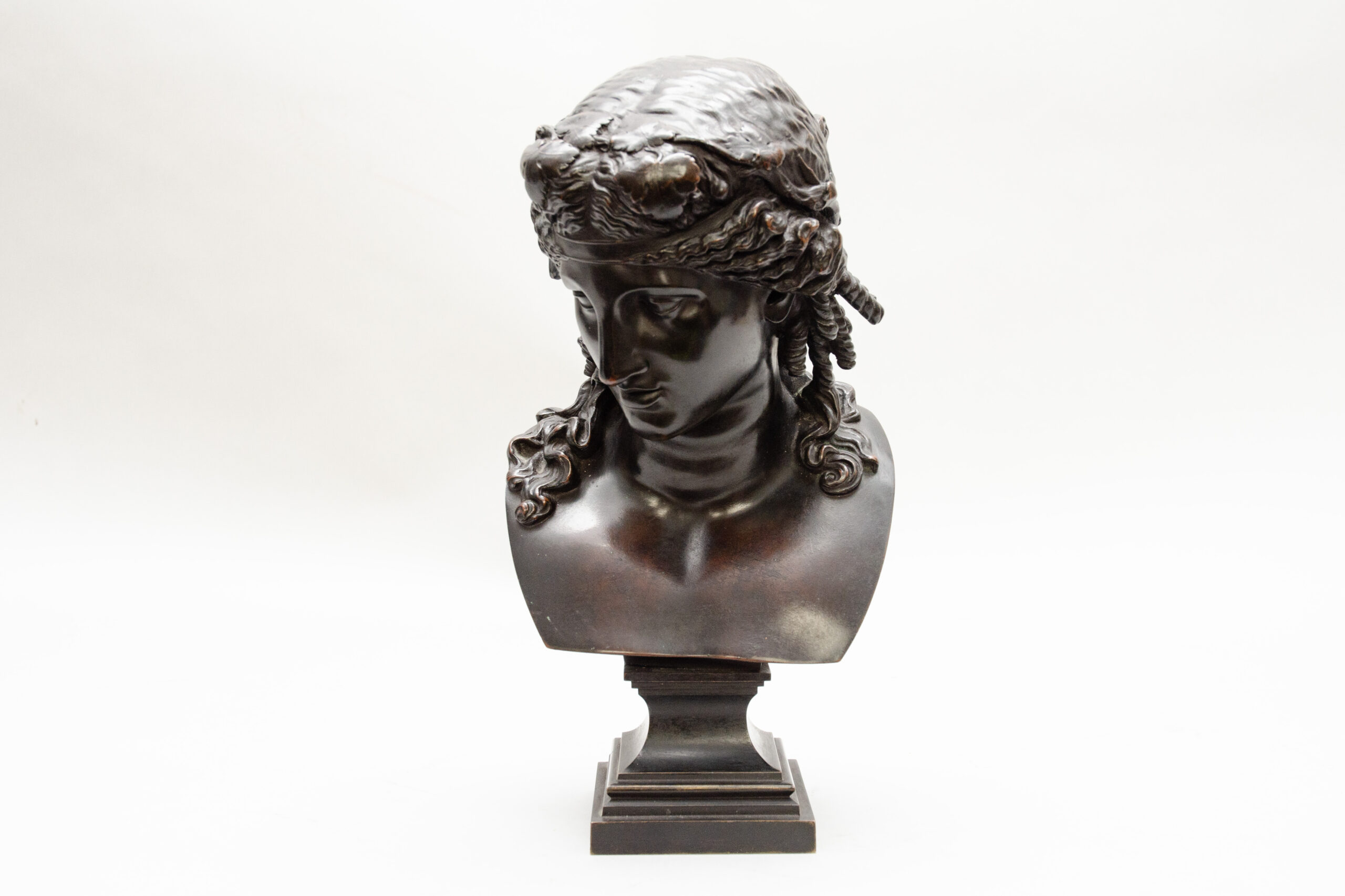 Bronzen buste van Ariadne, gesigneerd "L. Oudry éditeur"