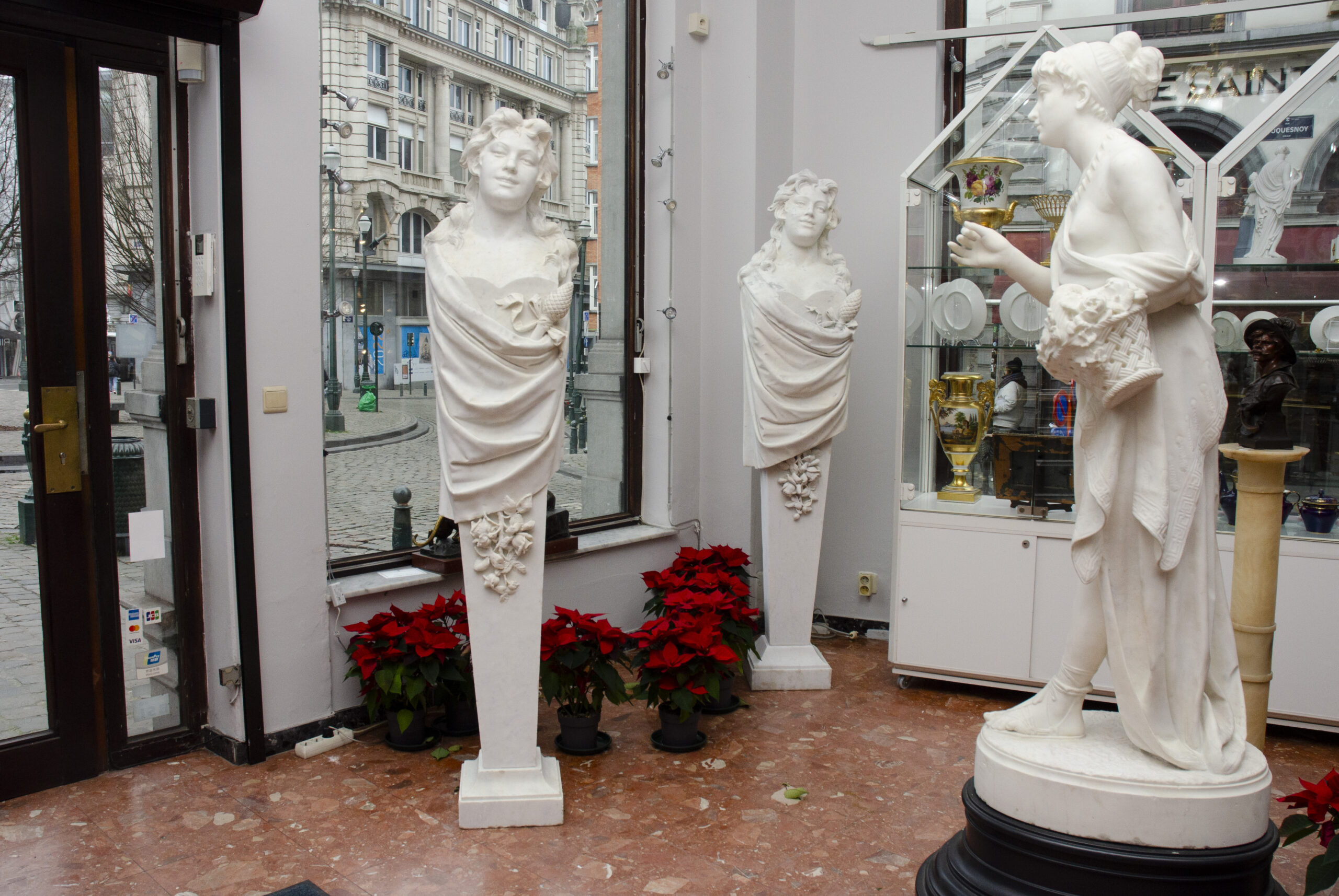 Paire de bustes monumentals "Bacchantes", marbre, Italie