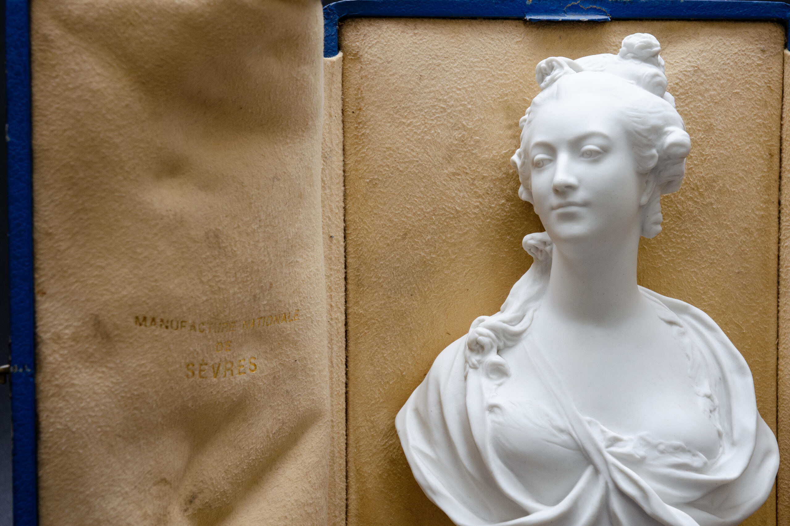 Bisque bust "Elegant", Sèvres - Image 3