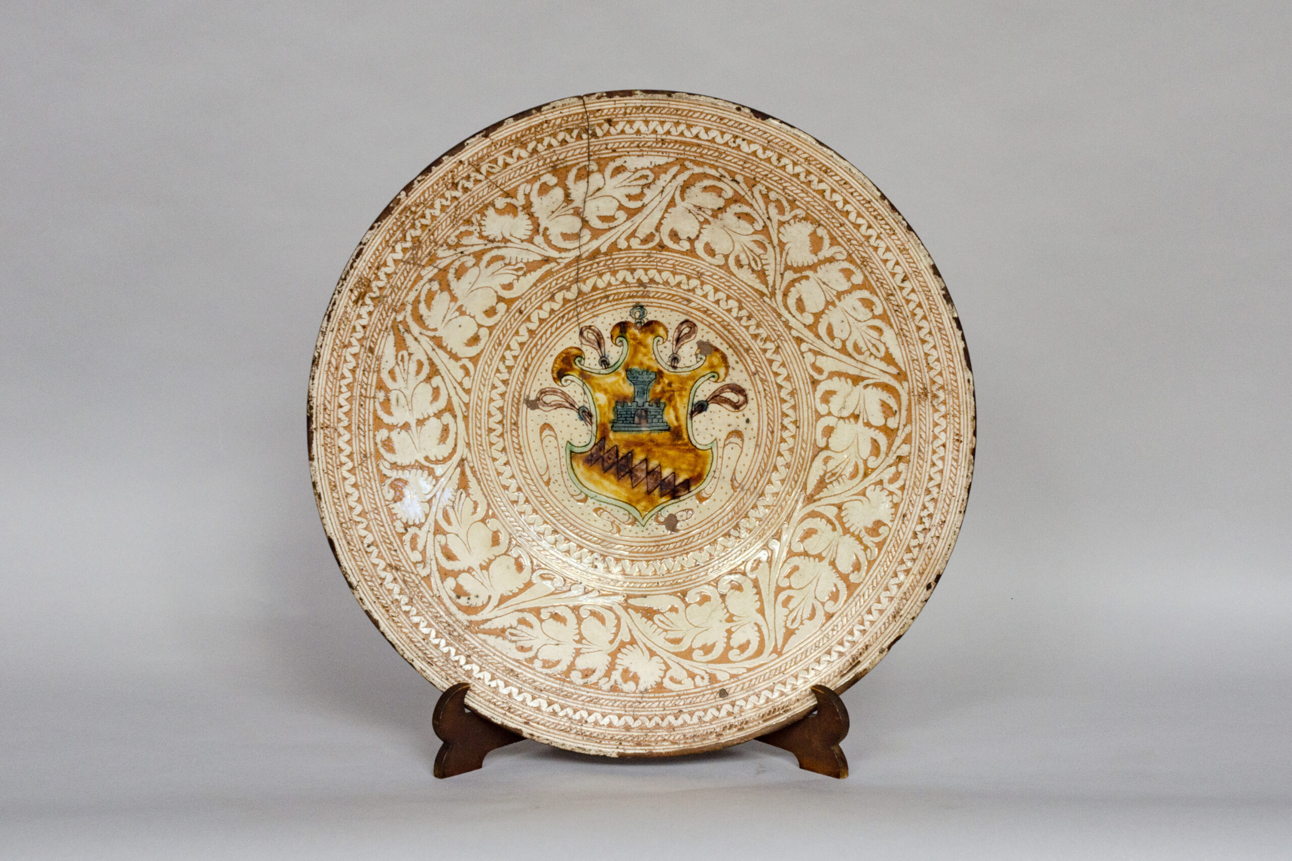 Large sgraffito dish bearing the coat of arms of the Bardi di Vernio, Castelfiorentino (Tuscany)