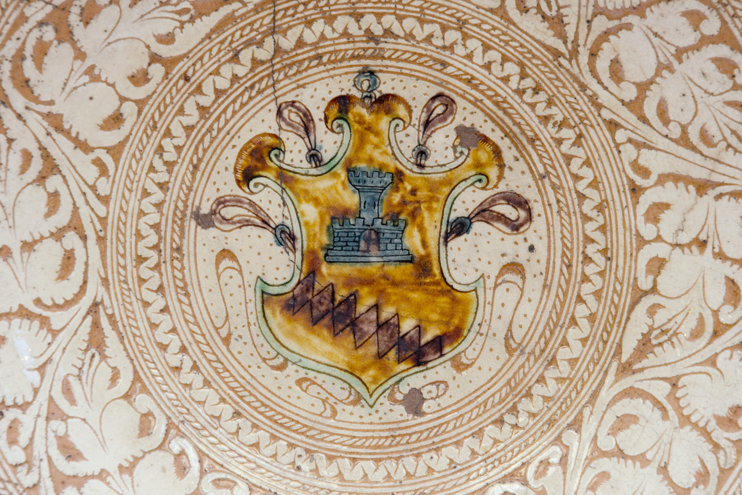 Large sgraffito dish bearing the coat of arms of the Bardi di Vernio, Castelfiorentino (Tuscany) - Image 2
