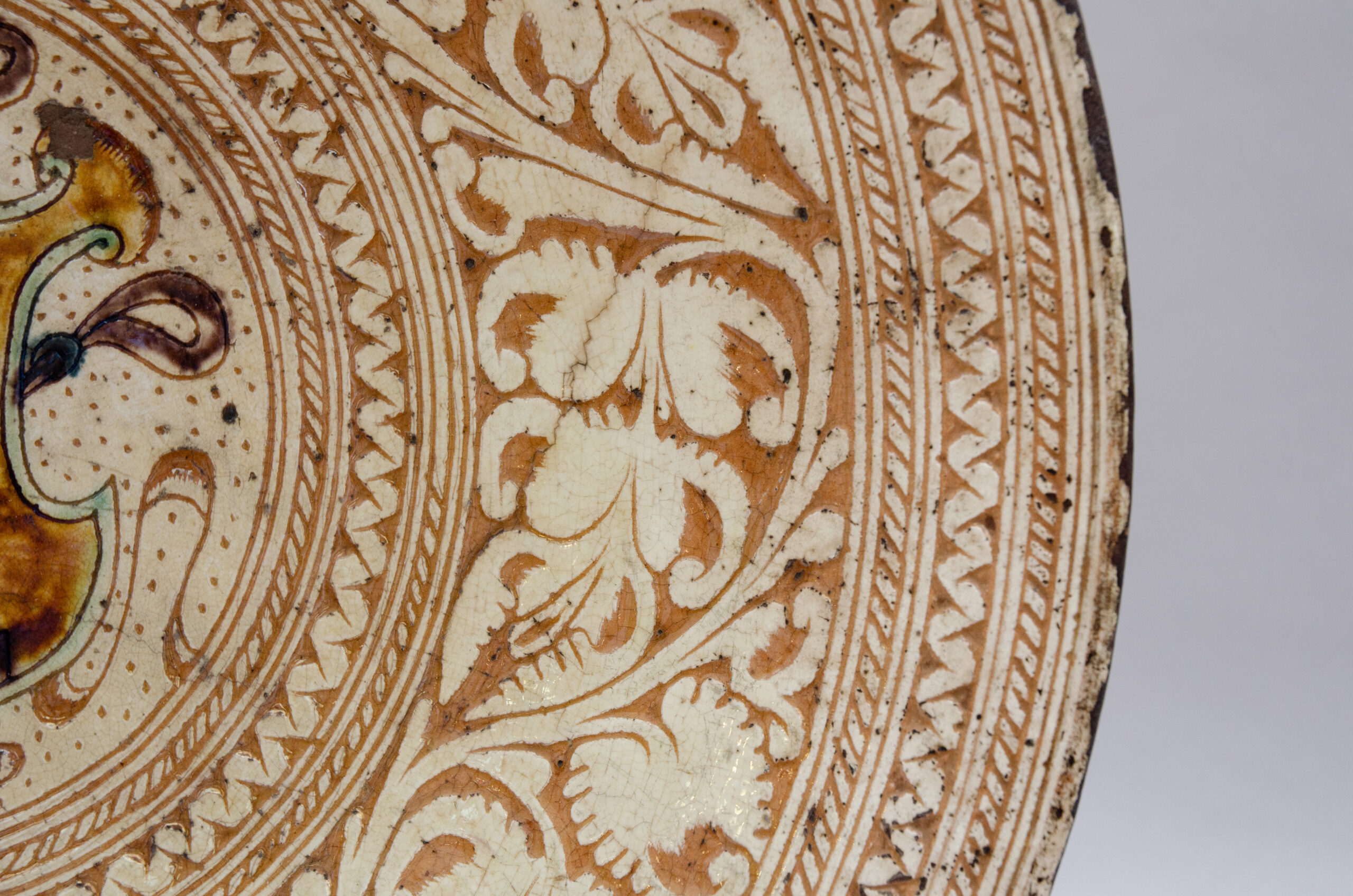 Large sgraffito dish bearing the coat of arms of the Bardi di Vernio, Castelfiorentino (Tuscany) - Image 4