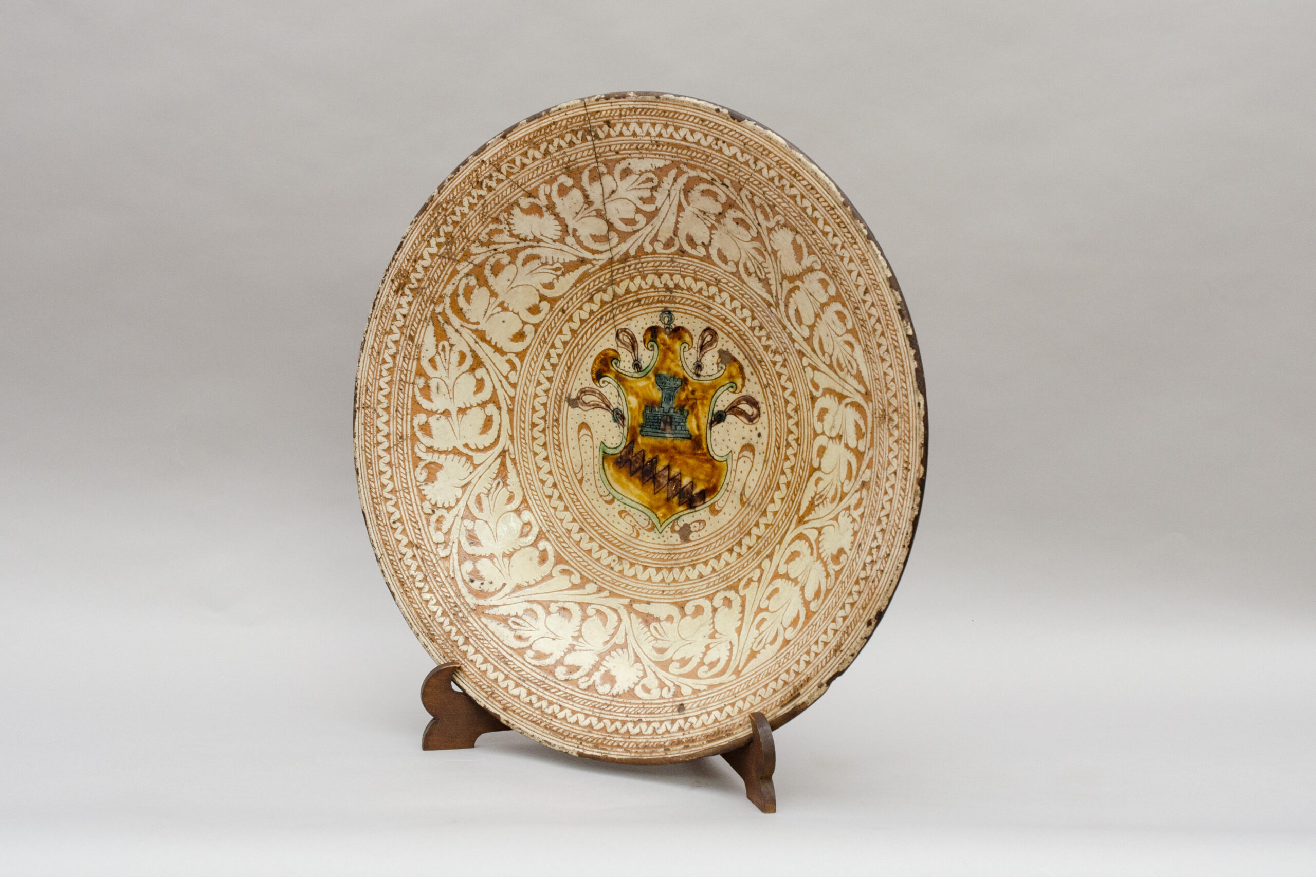 Large sgraffito dish bearing the coat of arms of the Bardi di Vernio, Castelfiorentino (Tuscany) - Image 3