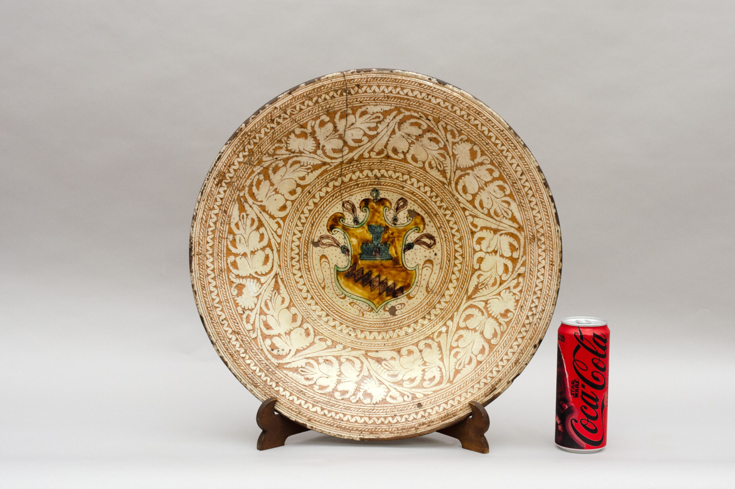 Large sgraffito dish bearing the coat of arms of the Bardi di Vernio, Castelfiorentino (Tuscany) - Image 7