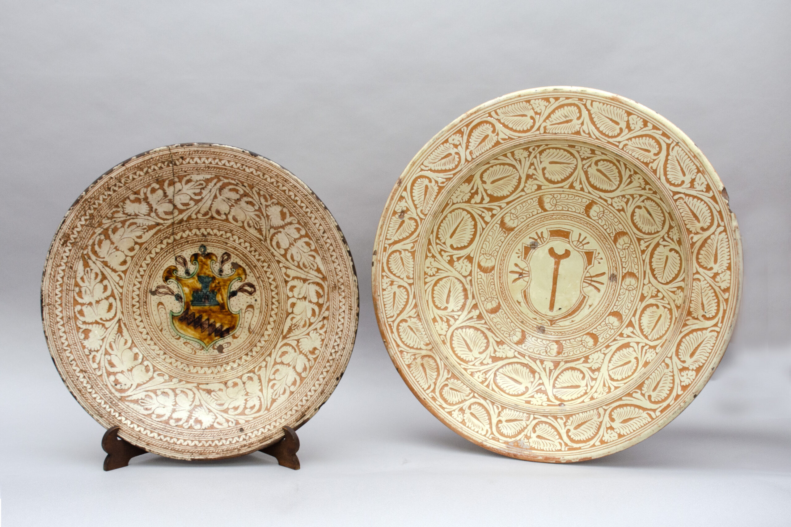 Large sgraffito dish bearing the coat of arms of the Bardi di Vernio, Castelfiorentino (Tuscany) - Image 8