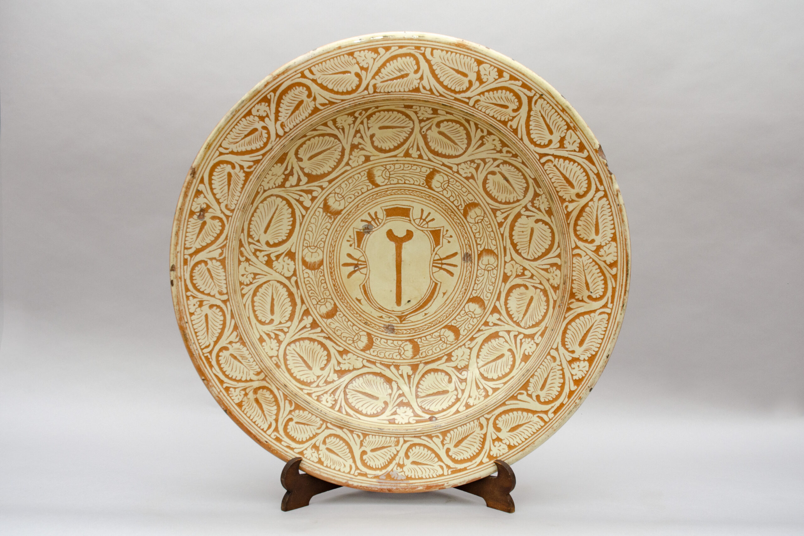 Large sgraffito plate bearing the coat of arms of the Santa Maria Nuova Hospital in Florence, Castelfiorentino