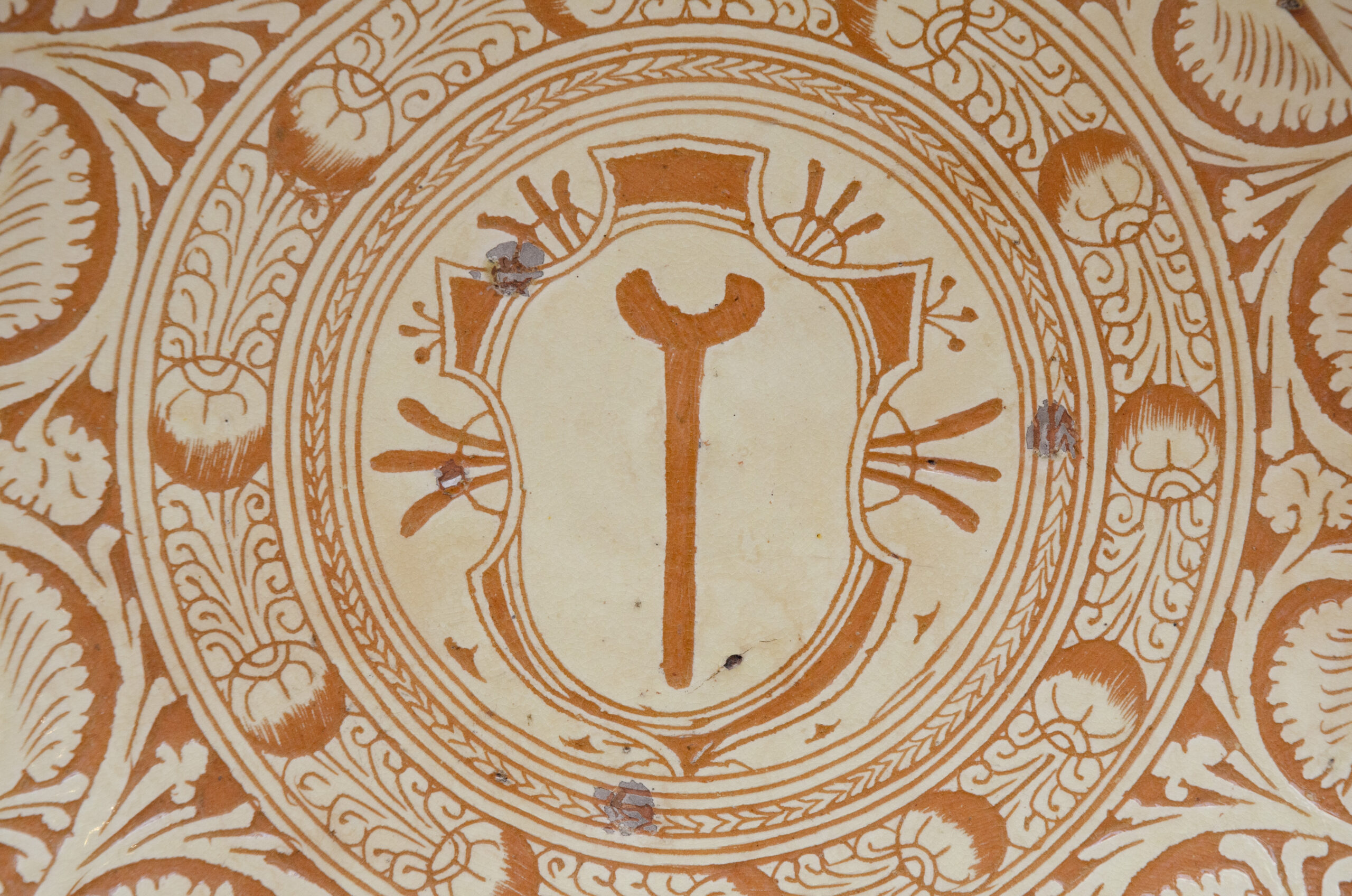 Large sgraffito plate bearing the coat of arms of the Santa Maria Nuova Hospital in Florence, Castelfiorentino - Image 2