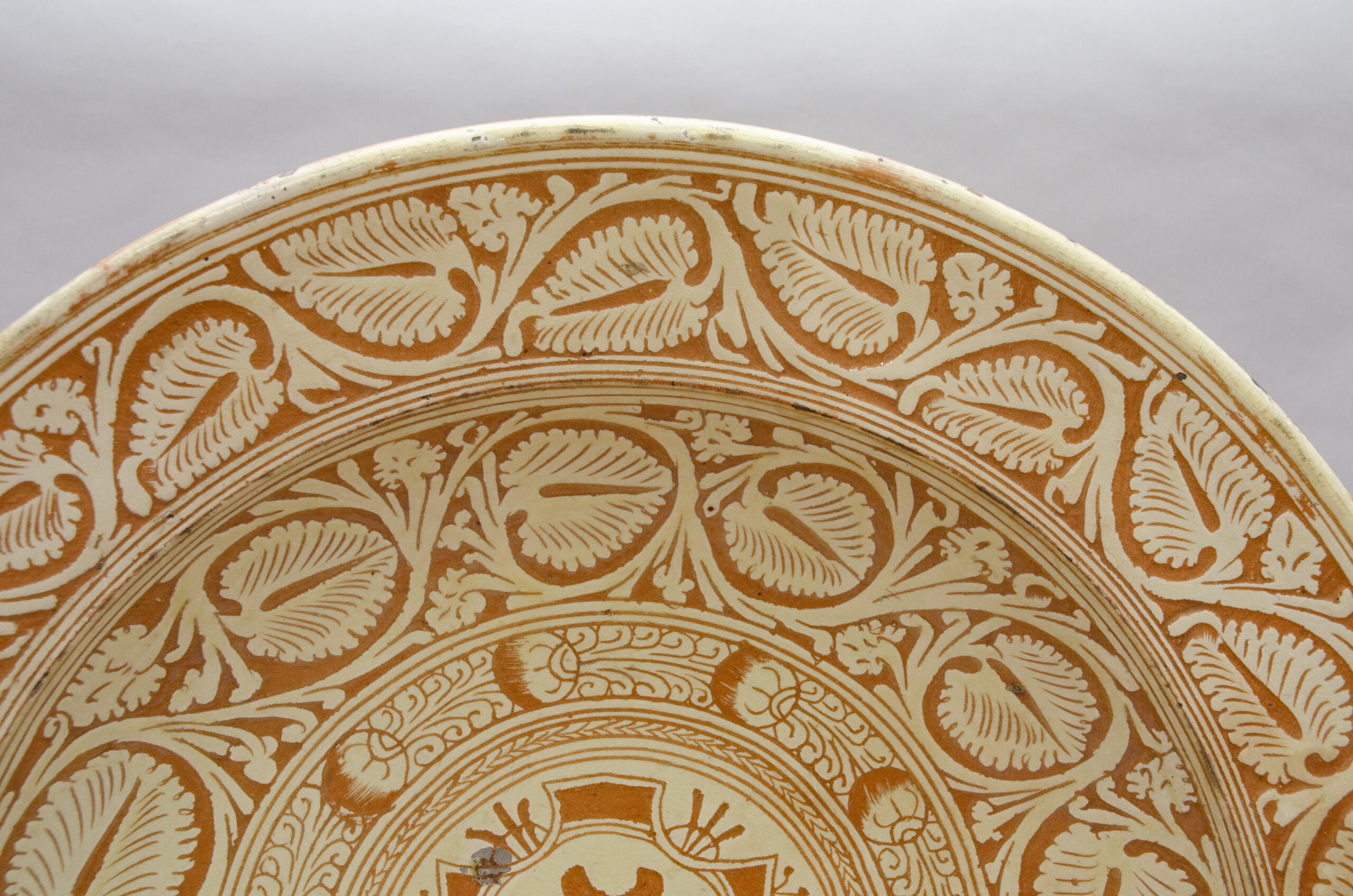 Large sgraffito plate bearing the coat of arms of the Santa Maria Nuova Hospital in Florence, Castelfiorentino - Image 3