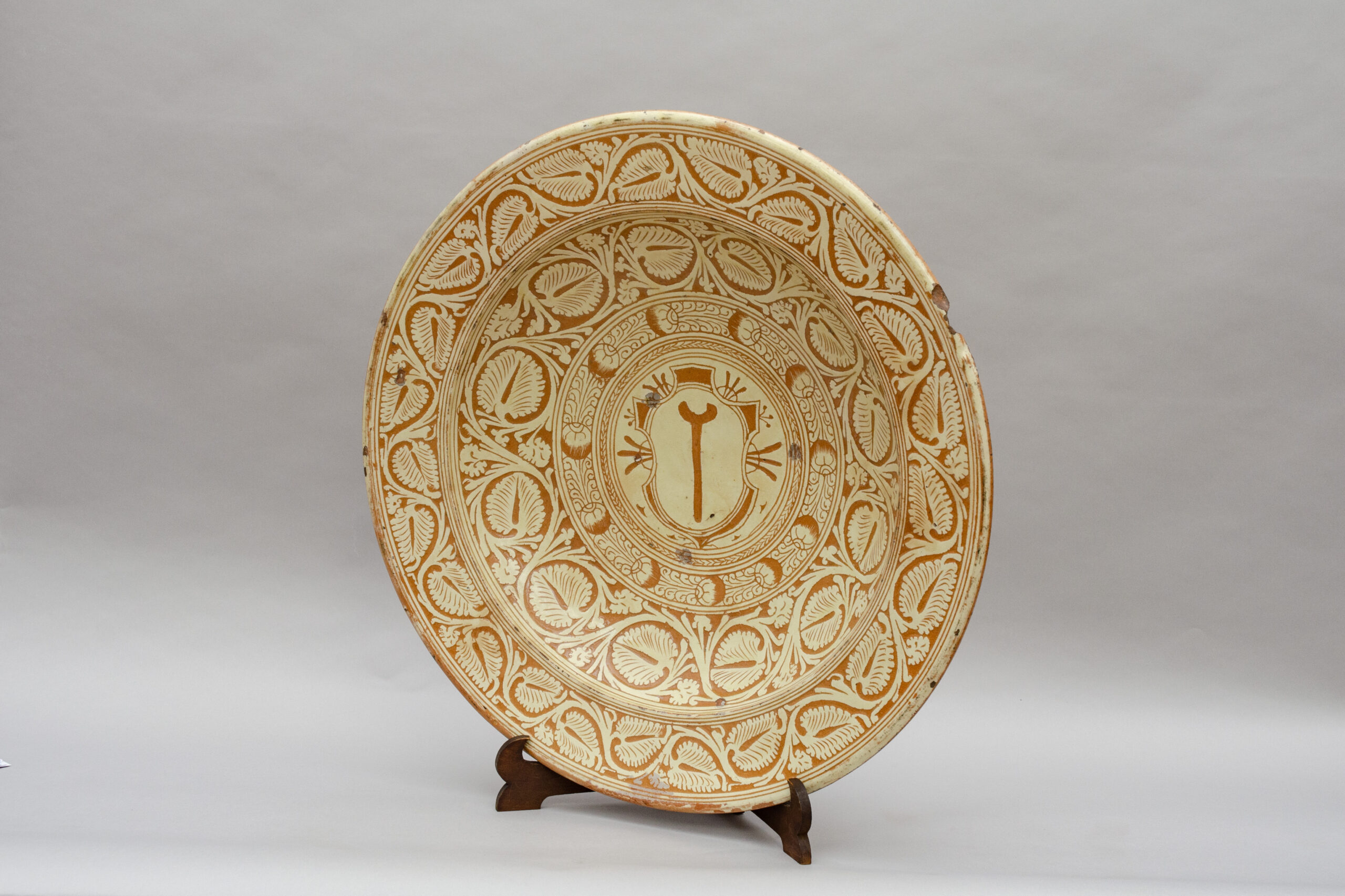 Large sgraffito plate bearing the coat of arms of the Santa Maria Nuova Hospital in Florence, Castelfiorentino - Image 4