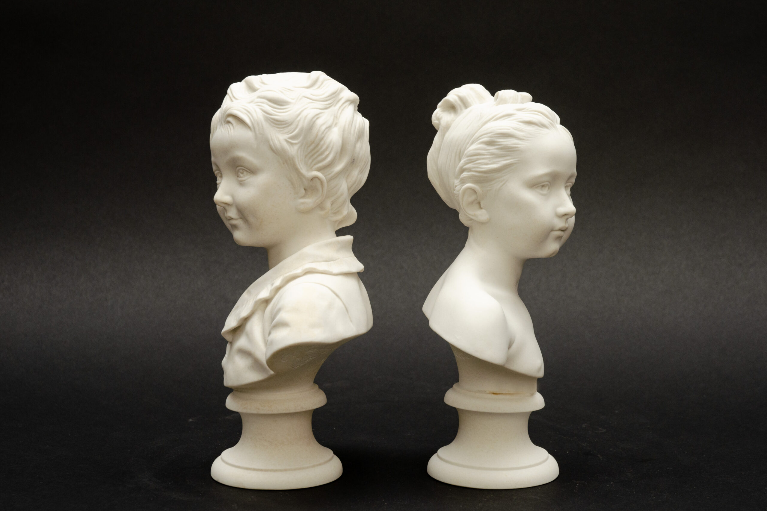 Pair of children’s busts, ‘Alexandre and Louise Brongniart’, after Houdon, Sèvres biscuit porcelain - Image 4