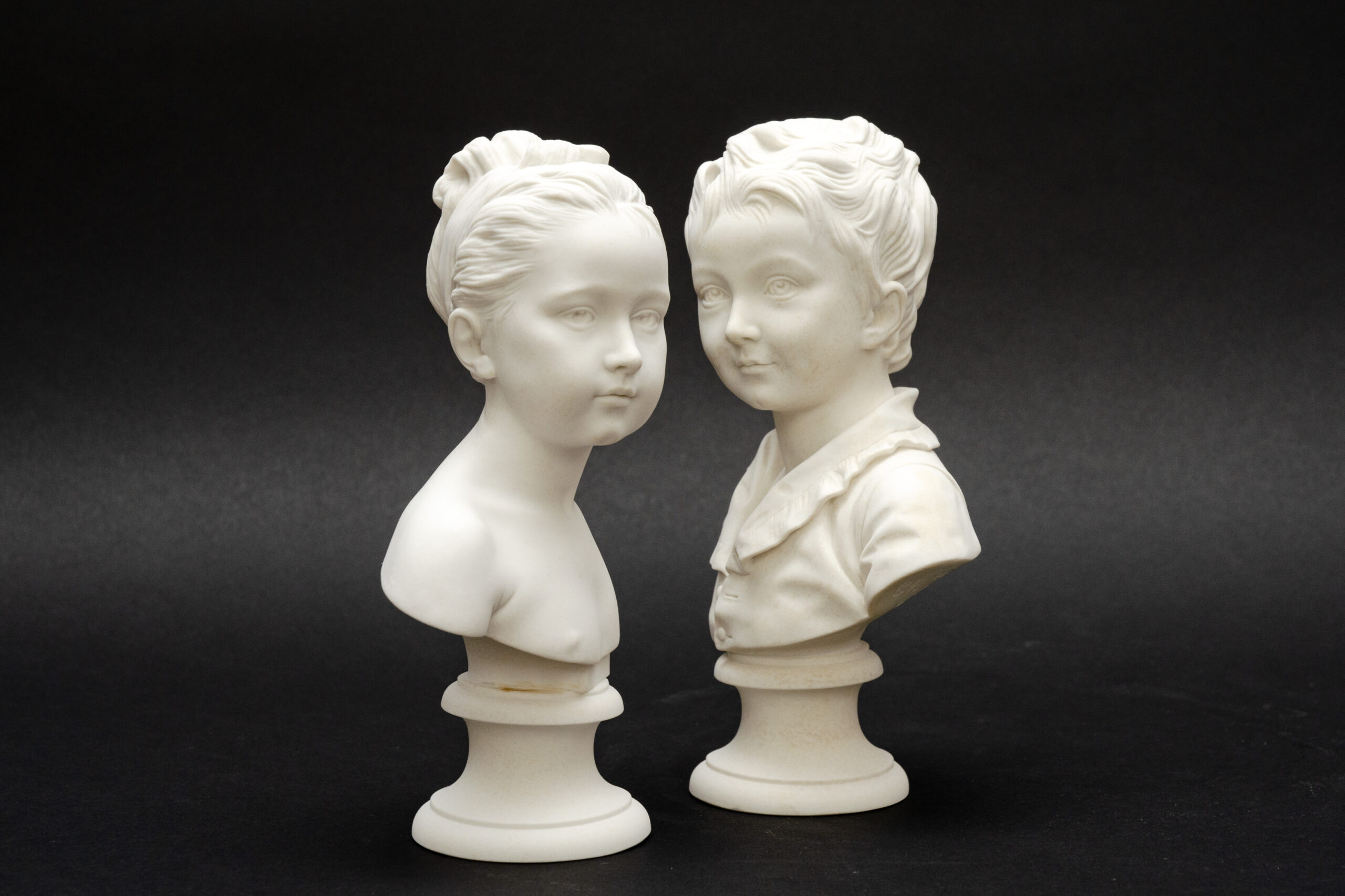 Pair of children’s busts, ‘Alexandre and Louise Brongniart’, after Houdon, Sèvres biscuit porcelain - Image 3