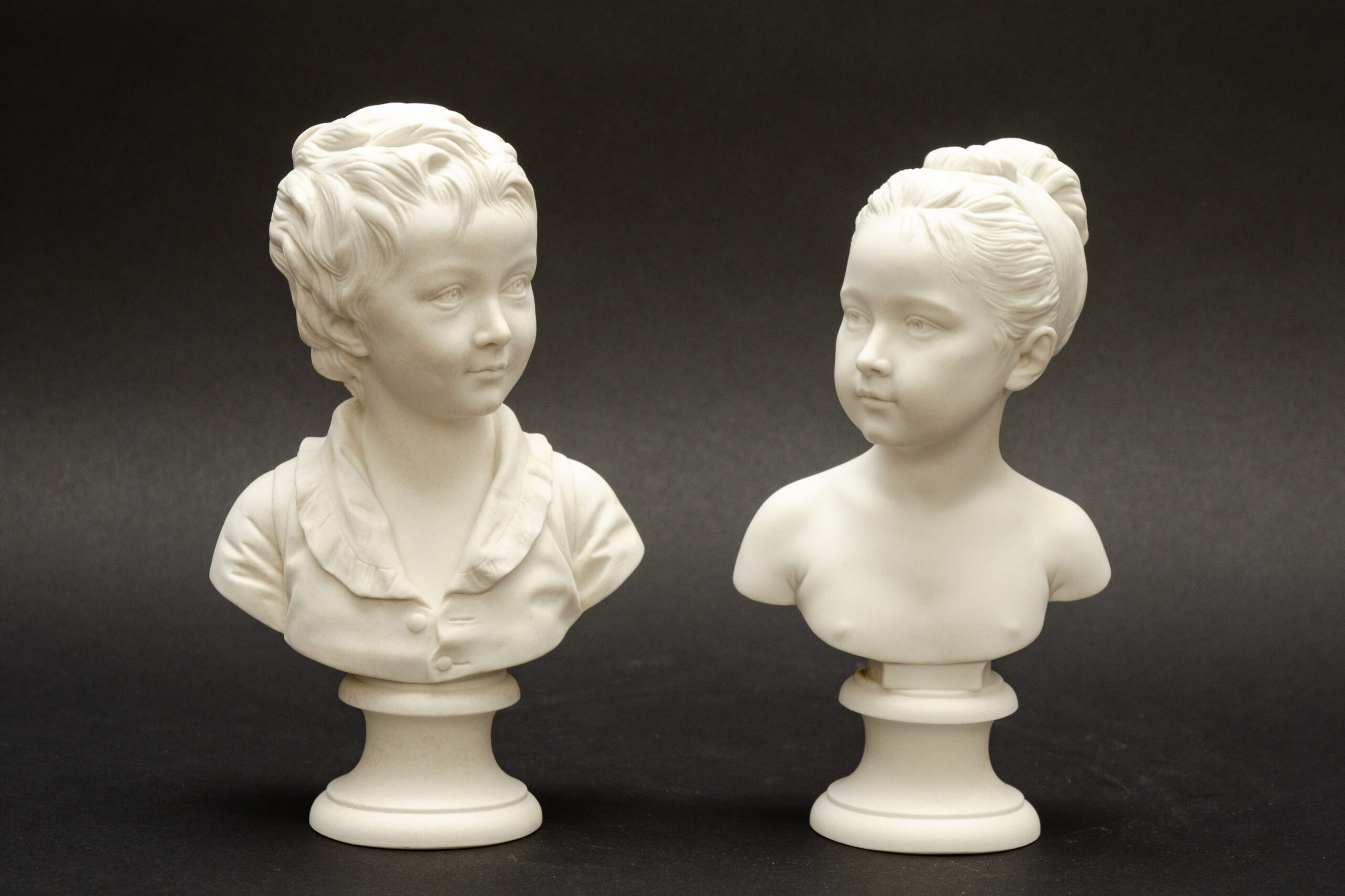 Pair of children’s busts, ‘Alexandre and Louise Brongniart’, after Houdon, Sèvres biscuit porcelain - Image 2
